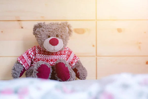Симпатична Іграшка Плюшевого Ведмедя Сидить Ліжку Прокидається Вранці Сонячне Світло — стокове фото