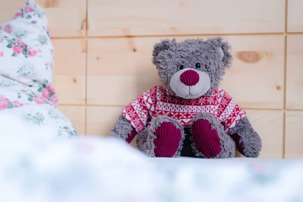 Bonito Ursinho Pelúcia Brinquedo Está Sentado Cama Acordar Manhã — Fotografia de Stock