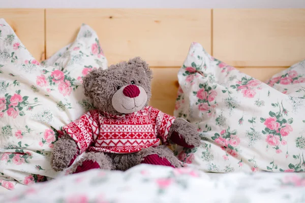 Bonito Ursinho Pelúcia Brinquedo Está Sentado Cama Acordar Manhã — Fotografia de Stock