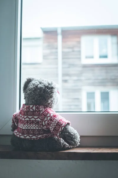 Lindo Oso Peluche Está Sentado Alféizar Ventana Mirando Por Ventana —  Fotos de Stock