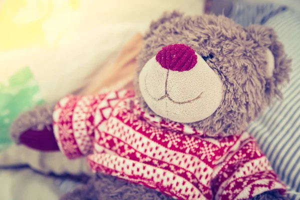 可爱的泰迪熊玩具正坐在床上 早上醒来 — 图库照片