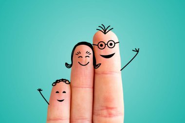 Boyalı parmaklar mutlu aile kavramı, mavi arka plan