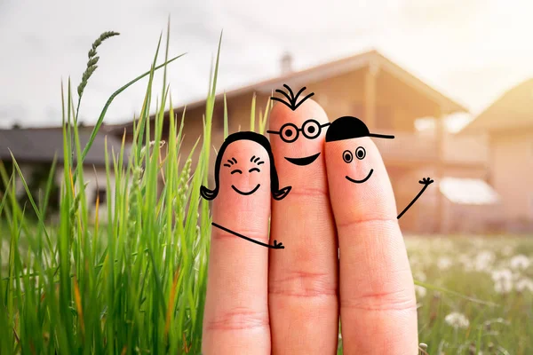 Familie zieht in neues Wohnkonzept ein: Bemalte Fingerfamilie in — Stockfoto