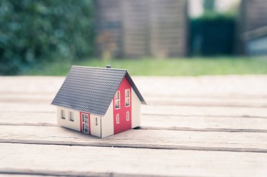 Kırmızı ev modeli yerde, açık havada. Yeni ev, mülk ve mülk kavramı