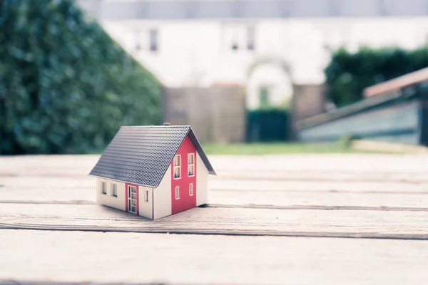 Czerwony Model Domu Podłodze Zewnątrz Koncepcja Nowego Domu Nieruchomości Majątku — Zdjęcie stockowe
