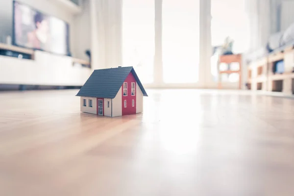 Rotes Hausmodell Auf Dem Boden Drinnen Konzept Für Neues Heim — Stockfoto