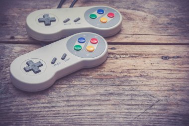 Retro bilgisayar oyun denetleyicisi kırsal ahşap bir arkaplan