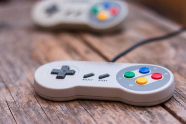 Retro bilgisayar oyun denetleyicisi kırsal ahşap bir arkaplan