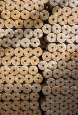 Kalorifer için ahşap briketler, plastik film içinde paketlenmiş.