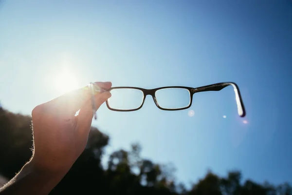 Homme Tient Googles Noirs Ciel Bleu Avec Rayon Soleil Soleil — Photo