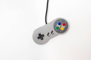 Beyaz arkaplanda soyut retro bilgisayar oyun denetleyici