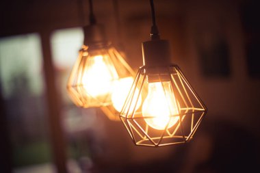 Evde, bir restoranda ya da kafede turuncu ampulleri as.