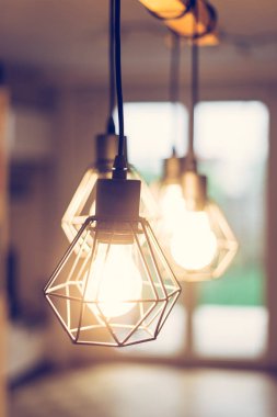 Evde, bir restoranda ya da kafede turuncu ampulleri as.