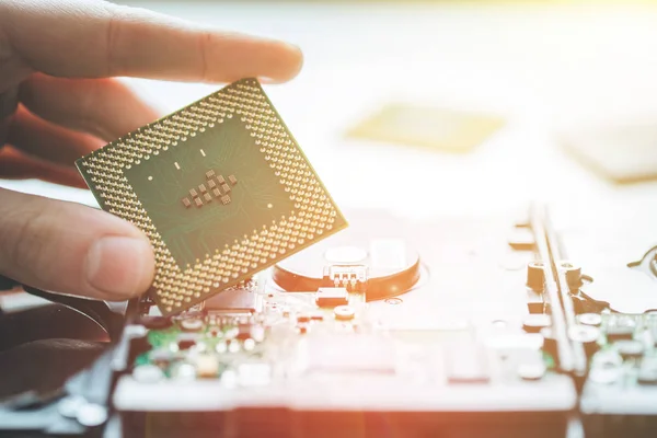 Man Handen Håller Cpu Närbild Datorteknik Solsken — Stockfoto