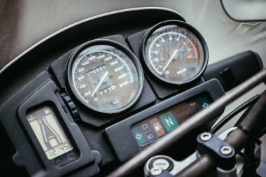 Eski bir motosiklet torpidosunun kapağı.