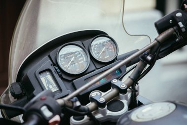 Eski bir motosiklet torpidosunun kapağı.