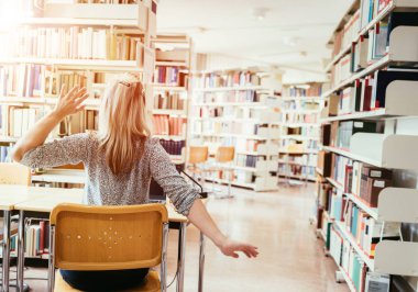 Sınavlar için öğrenim: Üniversite terazisinde yorgun kız öğrenci