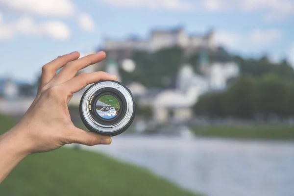 Mão Segurando Lente Câmera Com Cidade Velha Salzburgo Nele Close — Fotografia de Stock