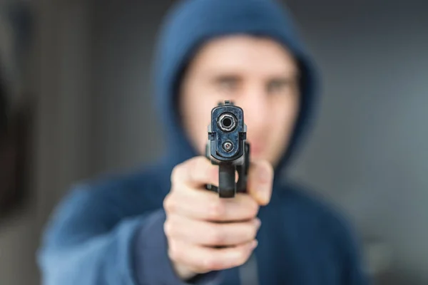 抢劫犯或罪犯的目标是一个黑枪 模糊的脸 — 图库照片