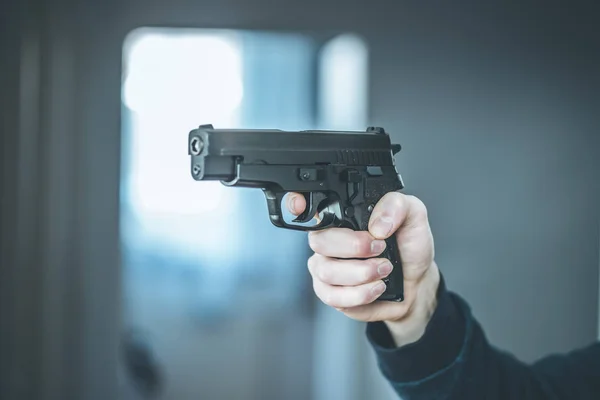 Adamın Elinde Siyah Bir Silah Var Yakın Plan — Stok fotoğraf