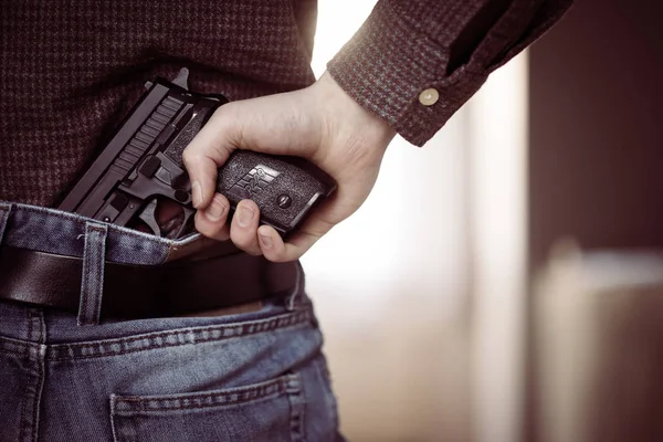 Агент Полиции Прикрытием Держит Руках Чёрное Спрятанное Оружие — стоковое фото