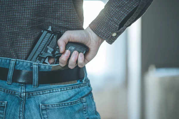 Agente Policial Disfarçado Está Segurando Uma Arma Preta Escondida Mão — Fotografia de Stock