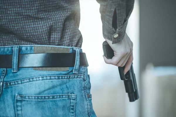 Agente Policial Disfarçado Está Segurando Uma Arma Preta Sua Mão — Fotografia de Stock