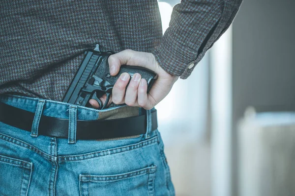 Agente Policial Disfarçado Está Segurando Uma Arma Preta Escondida Mão — Fotografia de Stock