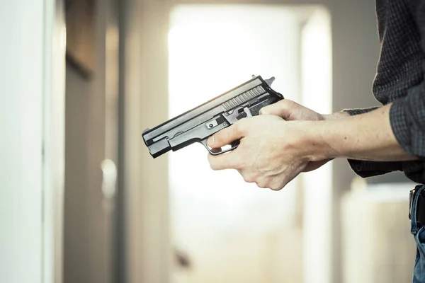 Агент Полиции Прикрытием Держит Руках Черное Оружие Готовое Стрельбе — стоковое фото