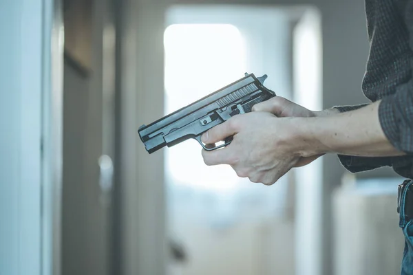 Agente Policial Disfarçado Está Segurando Uma Arma Preta Sua Mão — Fotografia de Stock