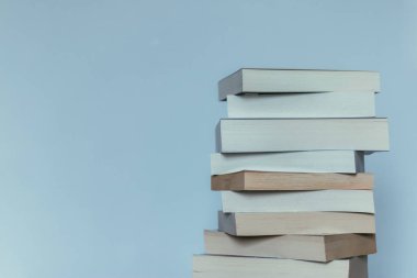 Mavi arkaplandan önce kitap yığını, bilim konsepti