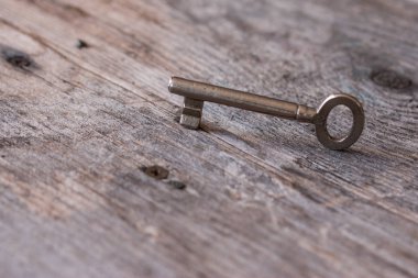 Eski anahtar, ahşap bir masanın üzerinde yatıyor. 