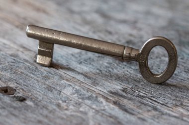 Eski anahtar, ahşap bir masanın üzerinde yatıyor. 