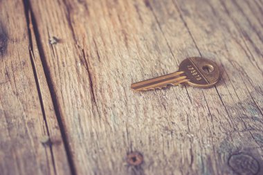 Eski anahtar, ahşap bir masanın üzerinde yatıyor. 