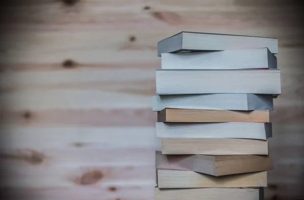 Stapel Von Büchern Über Holzhintergrund Wissen Und Wissenschaft — Stockfoto