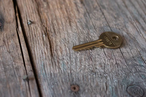 Старый Ключ Лежит Деревенском Деревянном Столе — стоковое фото