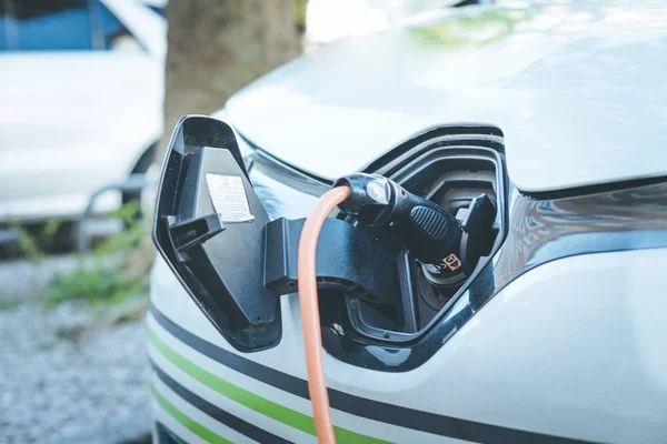 Recarga Coche Eléctrico Con Cable Carga Enchufe Que Conduce Punto — Foto de Stock