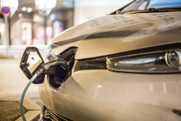 Aufladen Von Elektroautos Mit Ladekabel Und Stecker Zur Ladestation — Stockfoto