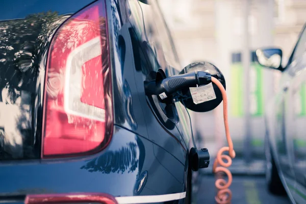 Recarga Coche Eléctrico Con Cable Carga Enchufe Que Conduce Punto — Foto de Stock