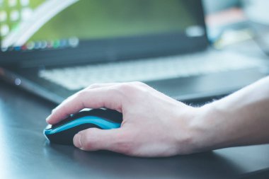 Bir erkek eli tarafından kullanılan bilgisayar faresini kapat