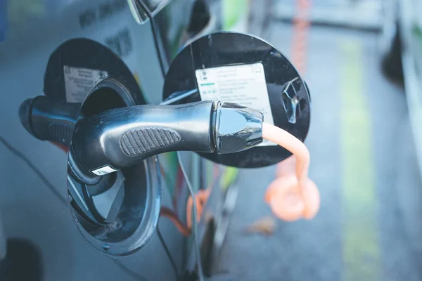 Електрична Зарядка Автомобіля Допомогою Зарядного Кабелю Підключення Веде Точки Заряду — стокове фото