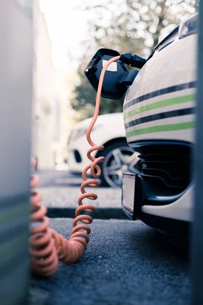 Recarga Coche Eléctrico Con Cable Carga Enchufe Que Conduce Punto — Foto de Stock