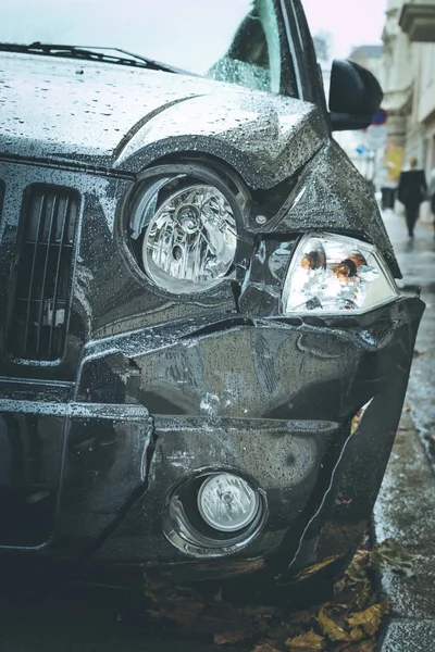 Närbild Svart Skadad Bil Främre — Stockfoto