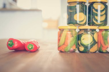 Kadehlerde çeşitli sebzeleri muhafaza edip muhafaza etmek 