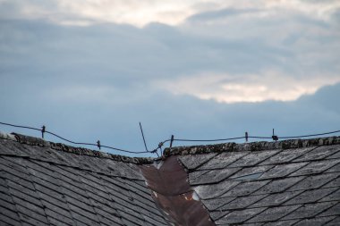 Eski bir eve paratoner yakın