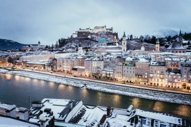 Noel zamanı, akşam, Avusturya karlı, Salzburg eski şehir