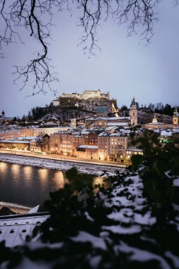 Noel zamanı, akşam, Avusturya karlı, Salzburg eski şehir