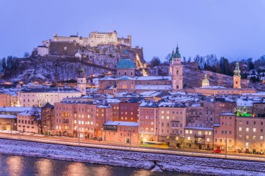 Noel zamanı, akşam, Avusturya karlı, Salzburg eski şehir