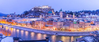 Noel zamanı, akşam, Avusturya karlı, Salzburg eski şehir
