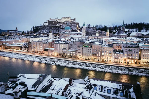 Salzburg Altstadt Zur Weihnachtszeit Abends Verschneit Österreich — Stockfoto